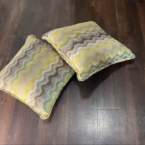 2 Great Textured 16 x 16 Accent Trow Pillows - Picture 3 of 10